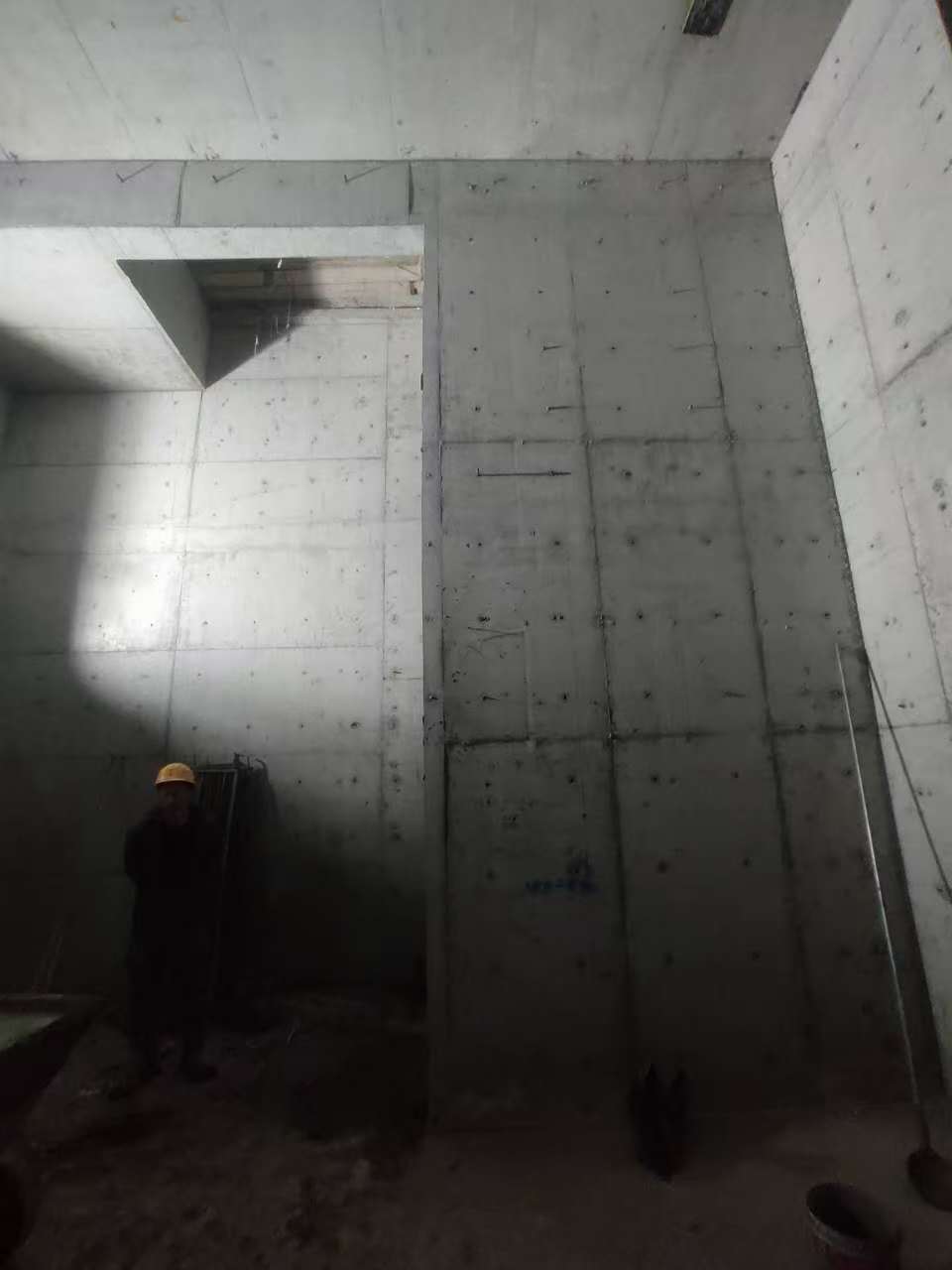 江安墙上开槽钢筋断了有影响吗